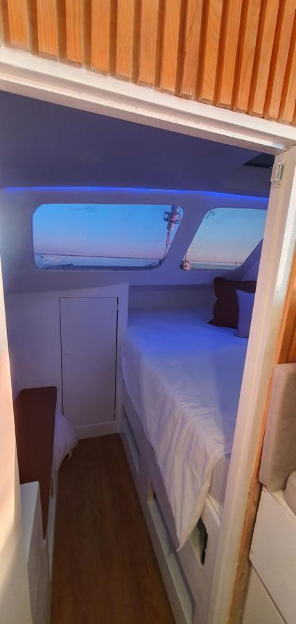 Barco Casa Catamara Sleepandboat 호텔 파로 외부 사진