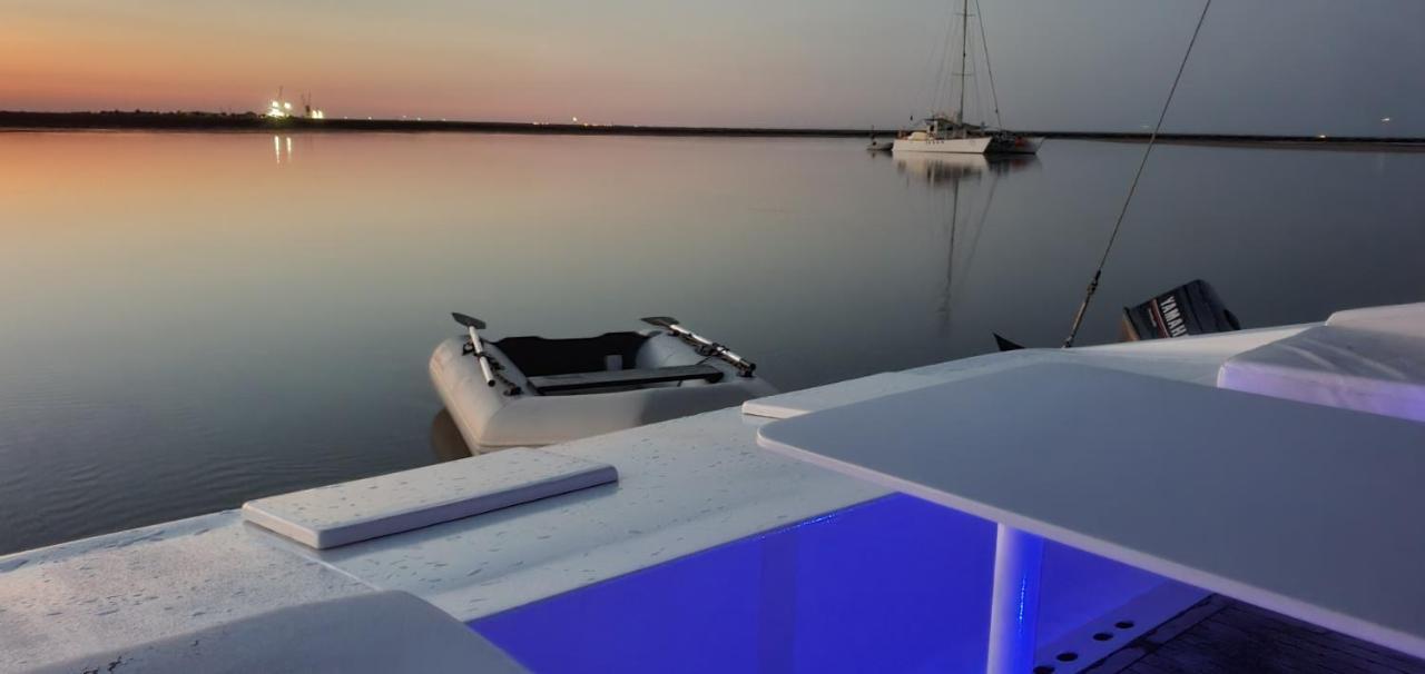 Barco Casa Catamara Sleepandboat 호텔 파로 외부 사진