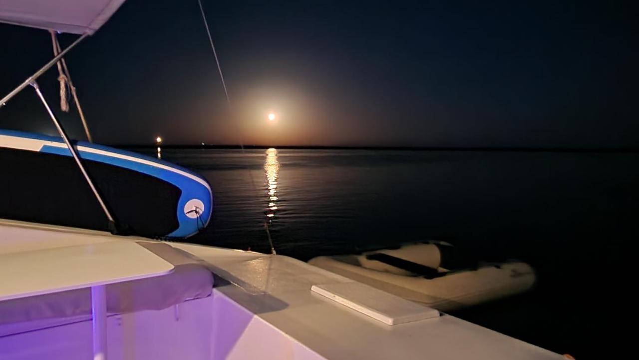 Barco Casa Catamara Sleepandboat 호텔 파로 외부 사진