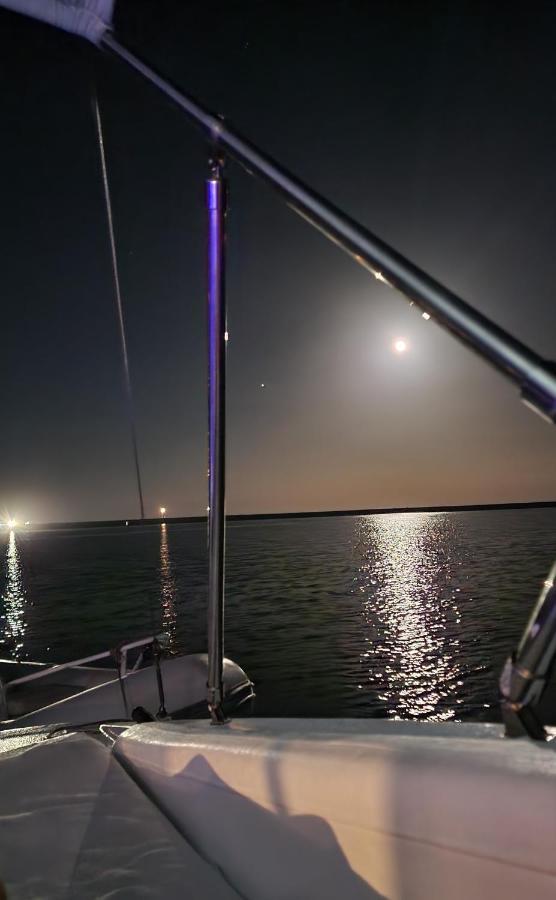 Barco Casa Catamara Sleepandboat 호텔 파로 외부 사진