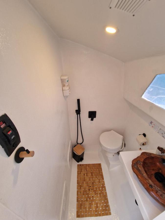 Barco Casa Catamara Sleepandboat 호텔 파로 외부 사진